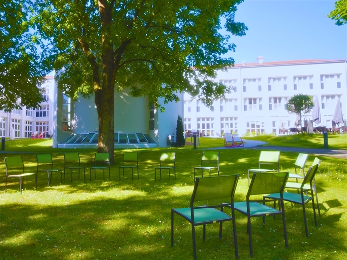 Hotelansicht mit Garten